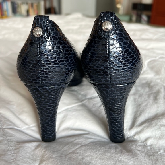 STUART WEITZMAN Plainfield Open Toe Navy Sea Crystal Snake Pumps - Picture 2 of 11